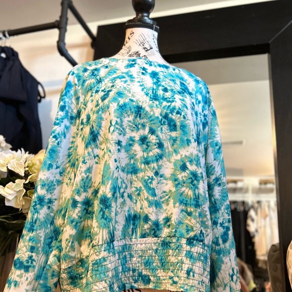 STUNNING, MICHAEL KORS blouse in blue with interesting patterns all over Size 1X - Picture 5 of 11